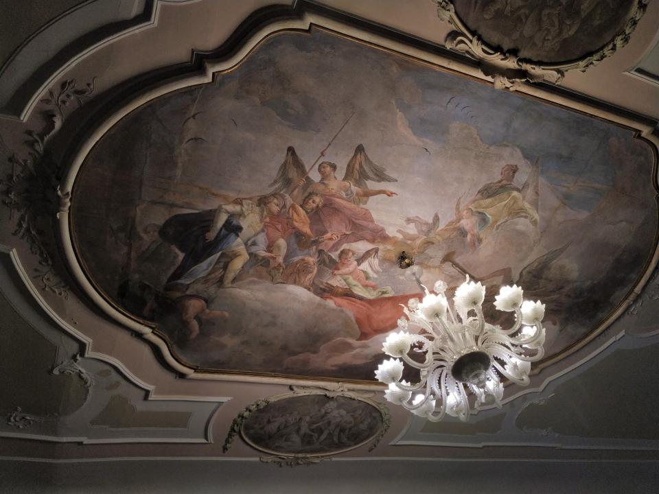 Opiskelupaikkana toimi venetsialainen palatsi, kuvassa palatsin katon maalaus. 